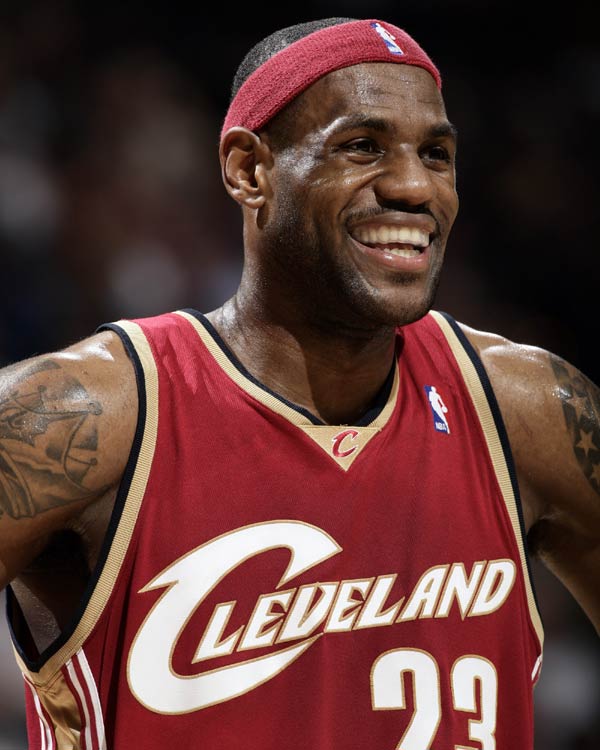 詹姆斯关键得分锁定胜局（詹姆斯致命一击奠定胜局）