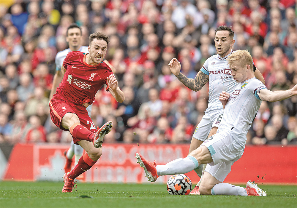 门将长传助攻惊艳全场（门将一记长传化作助攻，全场惊叹）