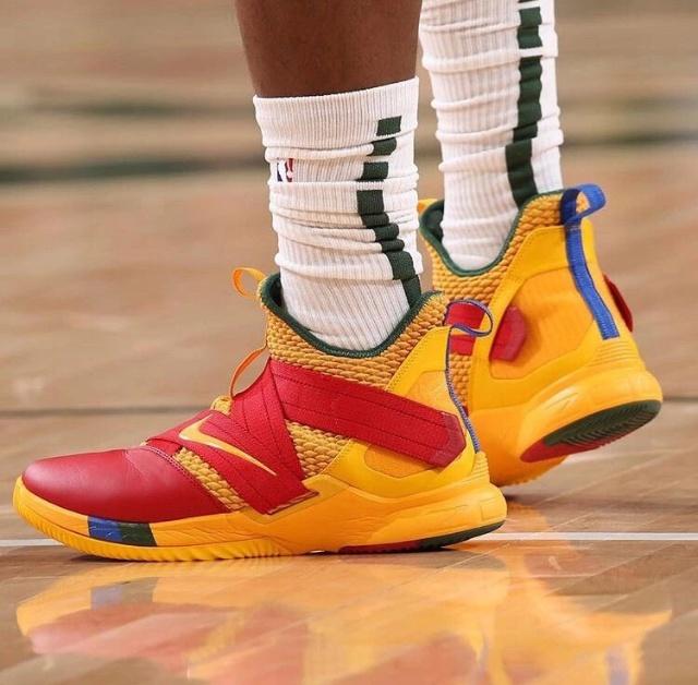 加比亚抱怨对手拖延时间，主裁：补时给了，你们想要15分钟吗（加比亚指责对手拖延，主裁回怼：补时已给，还想要15分钟？）