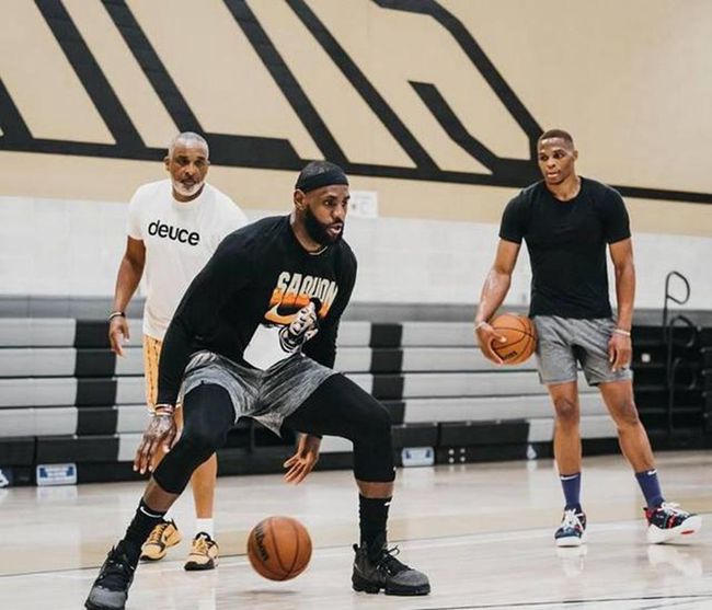 对手在防他的时候完全没办法（对手对他的防守束手无策）