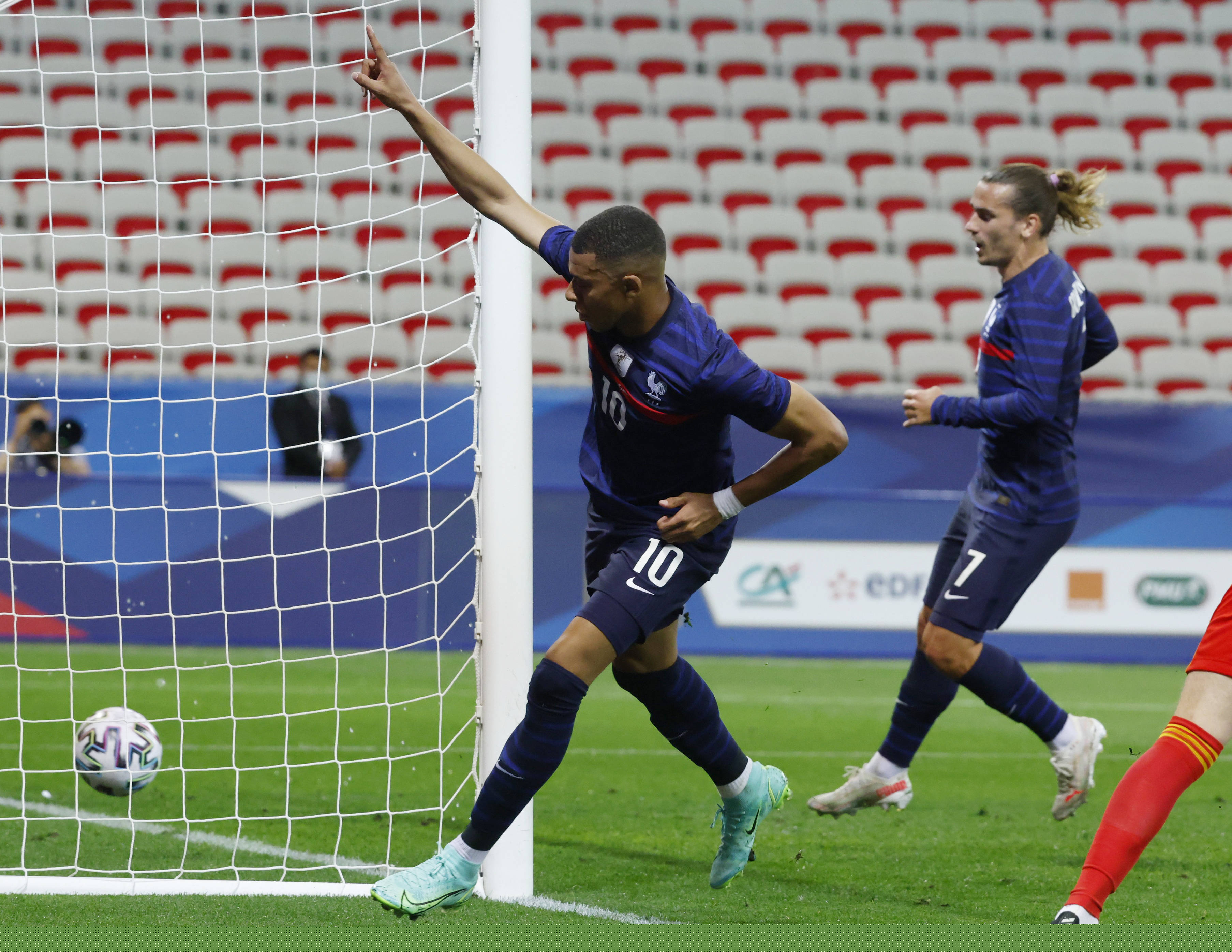 官方：天空体育获得2027-2031年欧联杯与欧协联的转播权（官方确认：天空体育拿下2027-2031年欧联杯及欧协联转播权）