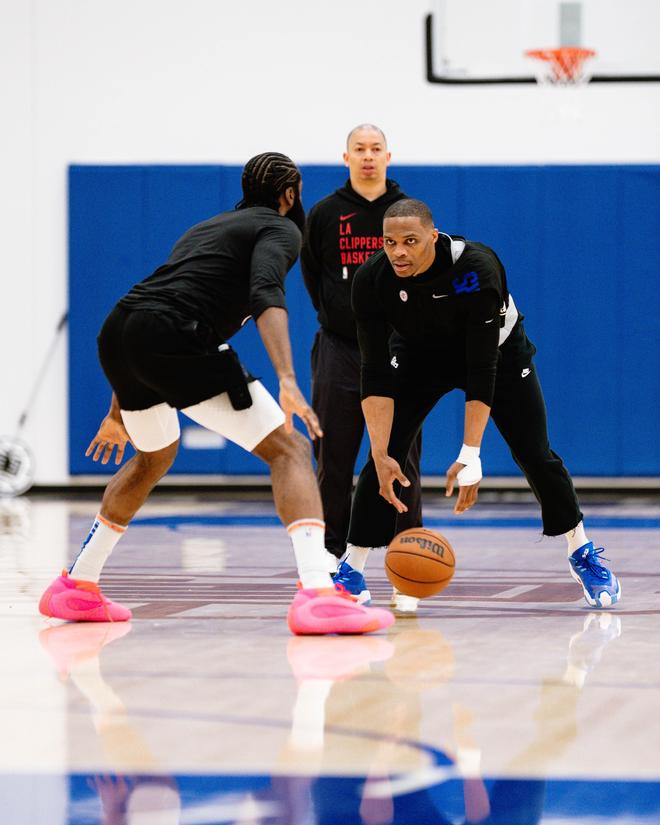 前锋关键进球锁定胜局（前锋破门奠定胜局）