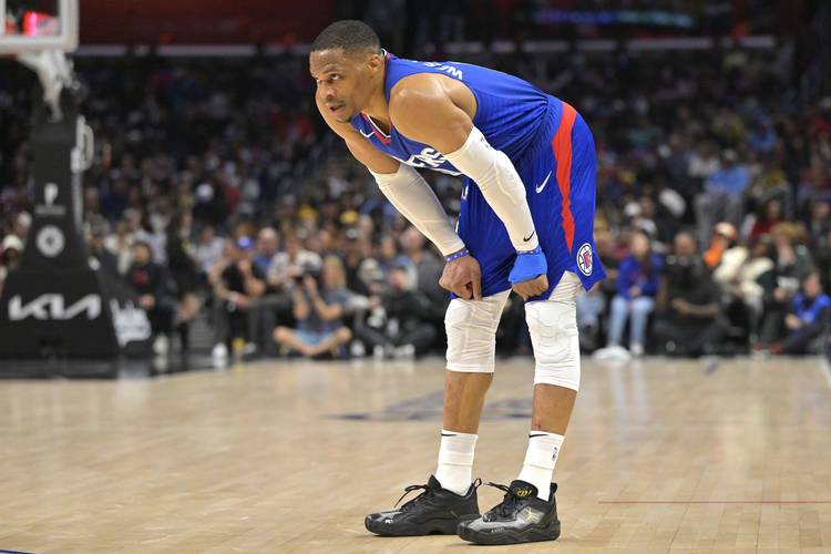 于根伟考察收官战主场场地：前些天草皮一直在开地暖加紧养护（于根伟实地查看收官战主场：草皮此前持续开启地暖加速养护）