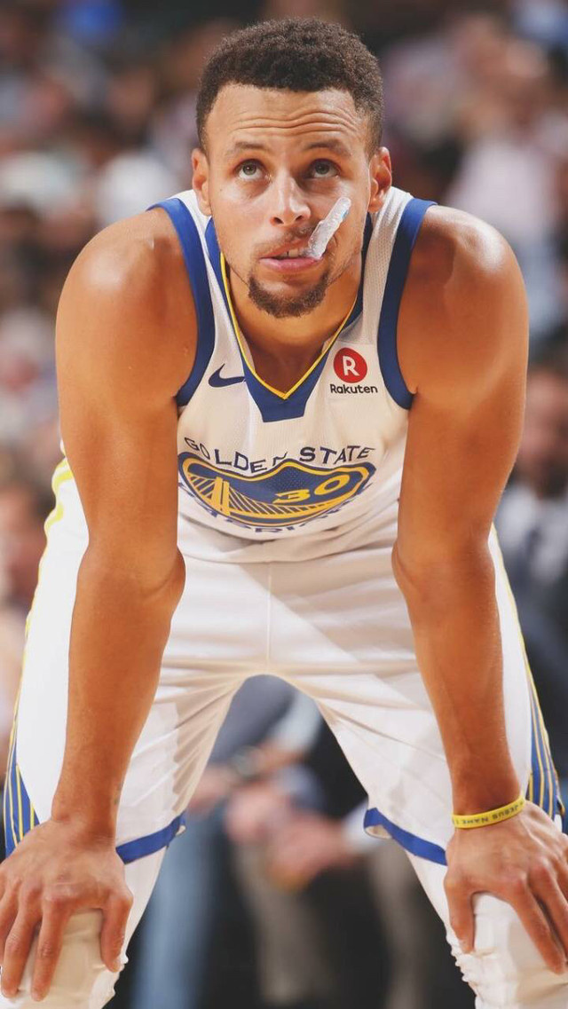 法兰克福球迷在诺坎普球场对巴萨支持者发动投掷袭击（诺坎普球场冲突：法兰克福球迷向巴萨支持者投掷物品）