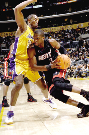 白衣下边是红衣，香港行期间一阿森纳球迷卧底在热刺球迷看台（白衣藏红衫：阿森纳球迷香港行混入热刺看台）