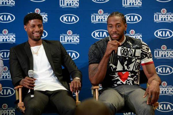 U22国足力克韩国U22，球迷在球员谢场时高喊“雄起”（U22国足力挫韩国U22，谢场之际看台齐喊“雄起”）