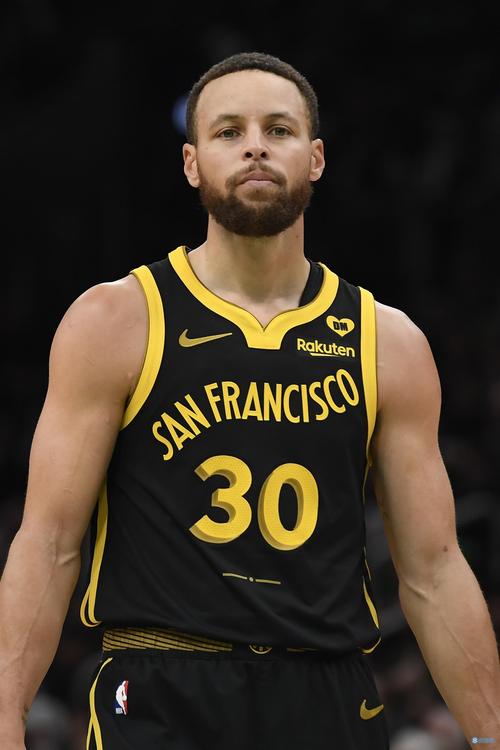 早报：拜仁的四线一十六胜，在我的肩膀上扛着！（早报：拜仁四线齐进已赢16场，一切都扛在我肩上！）