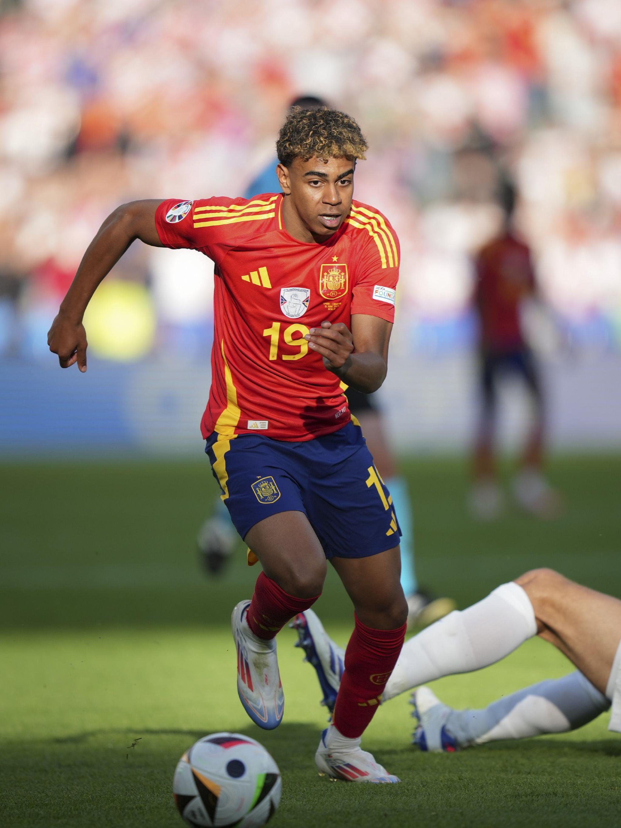 NBA：雄鹿再取关键胜利 字母哥率队登榜首（NBA：字母哥领军雄鹿再赢关键战 升至榜首）